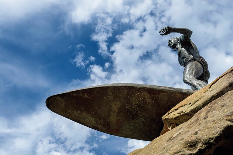 ノーザン・ビーチのひとつ、フレッシュウォーターの小高い丘の上には、デューク・カハナモク像が。