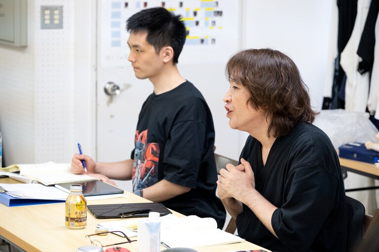 演出の深作健太さん（右）。