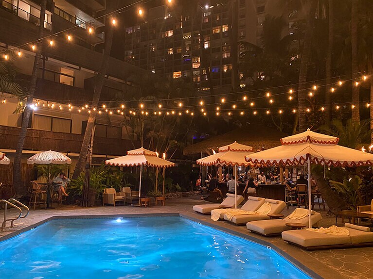 夜はオレンジ色にライトアップされ、大人っぽい雰囲気に。