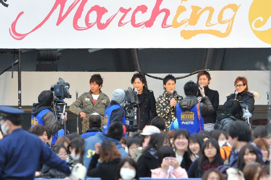 2011年4月3日、5人揃って「Marching J」に参加するSMAP ©文藝春秋