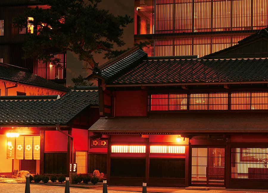 「星野リゾート　界 加賀」。紅殻格子が印象的な伝統建築棟は1624年創業の老舗旅館をリノベーションした国の登録有形文化財。