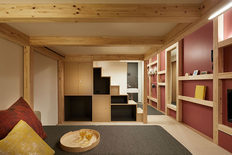 「YAGURA Room」のくつろぎ寝台。江戸時代の町屋などに見られた箱階段を現代風にアレンジし、機能性を高めた造りを実現。