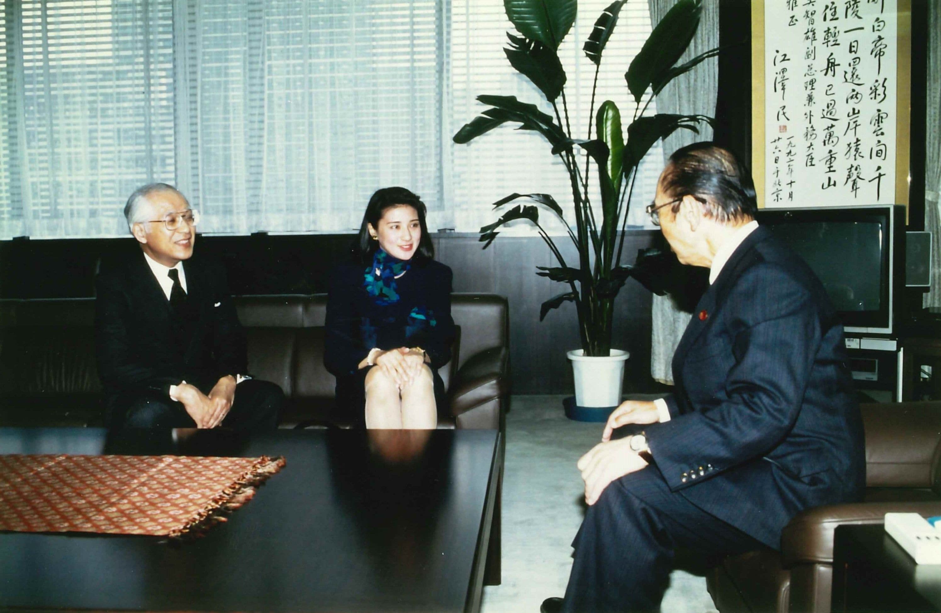 1993年2月、外務事務次官の父・小和田恒氏と渡辺美智雄外相にお別れの挨拶　©JMPA