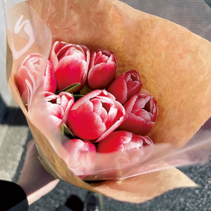 「お花屋さんは散歩の定番コース」散歩コースにあるパリのような雰囲気のお花屋さんで見つけたチューリップ。季節の花との出合いも楽しみのひとつ。