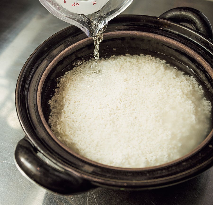 しっかりと浸水させた米を鍋に入れ、米と同重量の水で炊く。