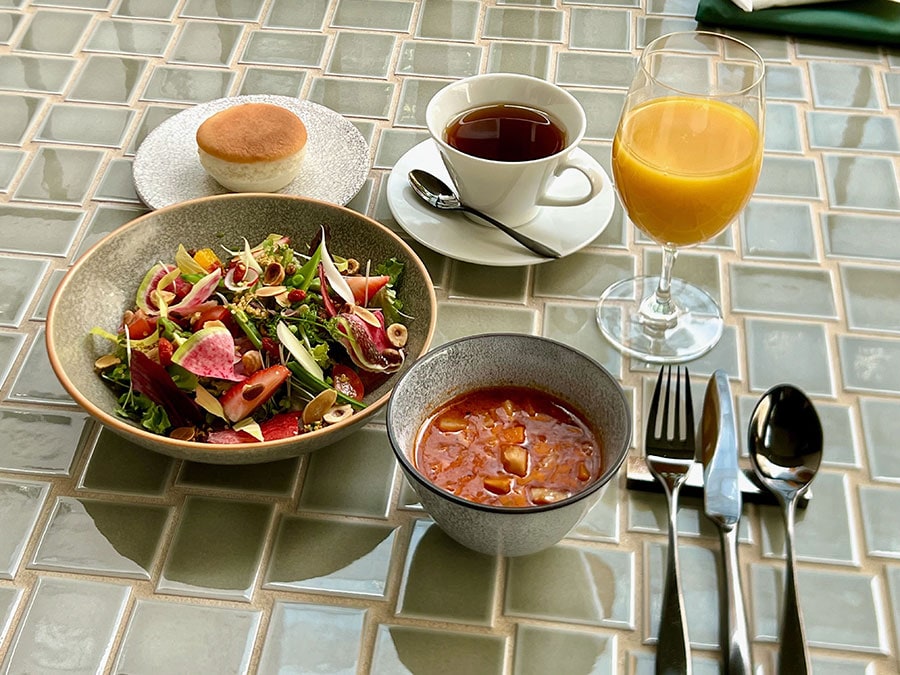同ホテルのレストラン「UPSTAIRZ Lounge, Bar, Restaurant」の「朝の雫 モーニングスープ」（季節の野菜を使用したあたたかいスープ）をメインにした、朝食のイメージ。