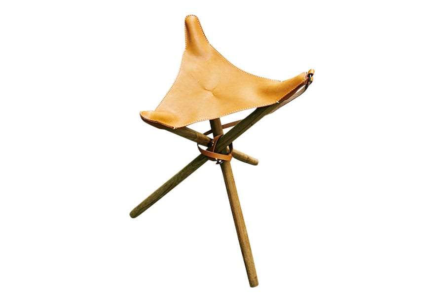折りたたみできる、オリジナルの椅子 3,200元は座面が柔らかな牛革、脚はチーク材を使用。コンパクトで座り心地がいい。