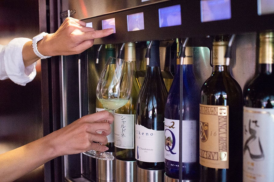 「八ヶ岳ワインハウス」では、少量の25mlから試飲が可能。専用カードを使う気軽なセルフ方式。もちろん、気になるワインはスタッフに詳しく尋ねてみて。