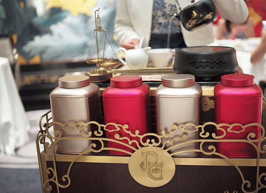 ワゴンでサービスする中国茶は種類も豊富。