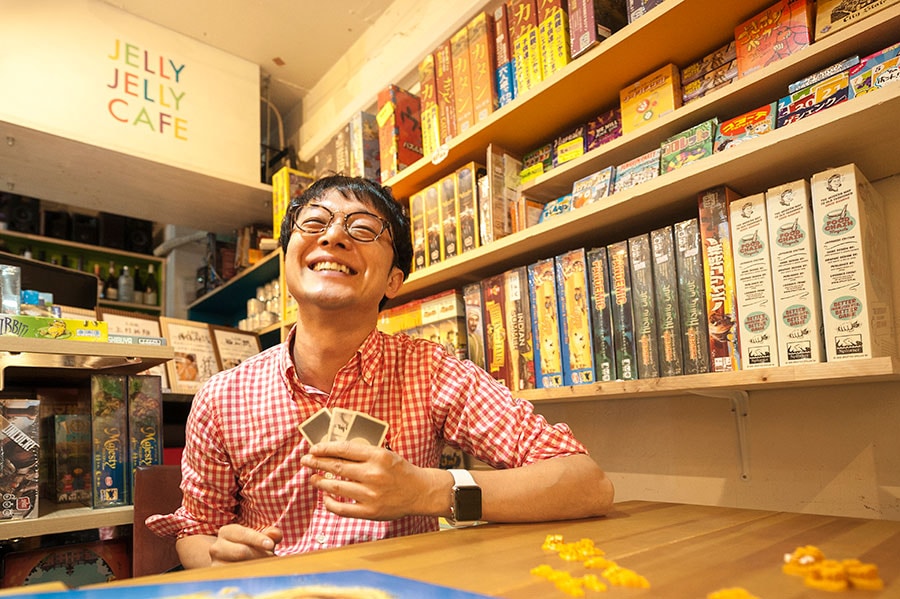 佐藤さんがよく足を運ばれるというボードゲームカフェ「JELLY JELLY CAFE」渋谷店にて。