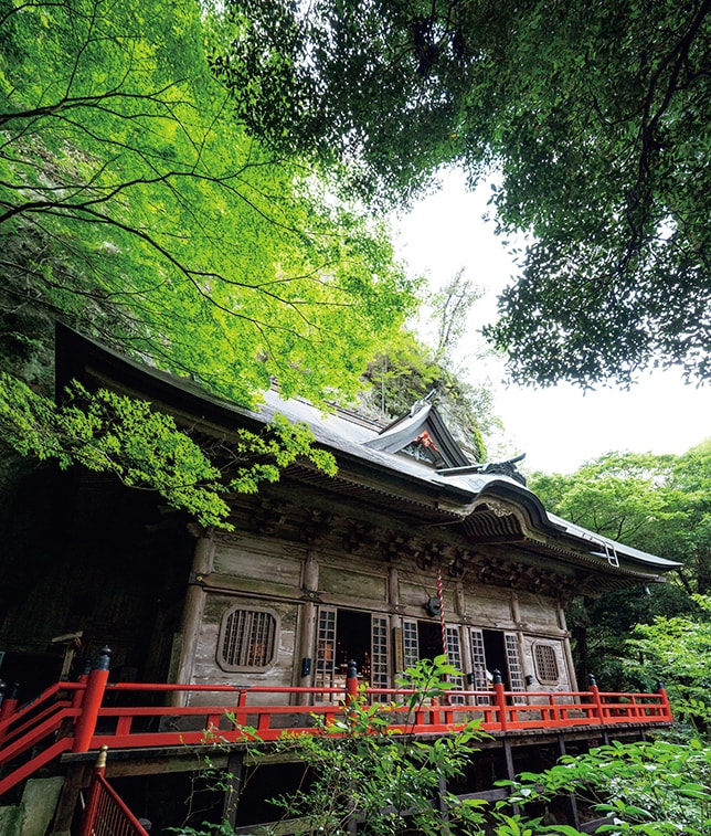 巨大な岩窟にせり出すように建てられた奥の院。