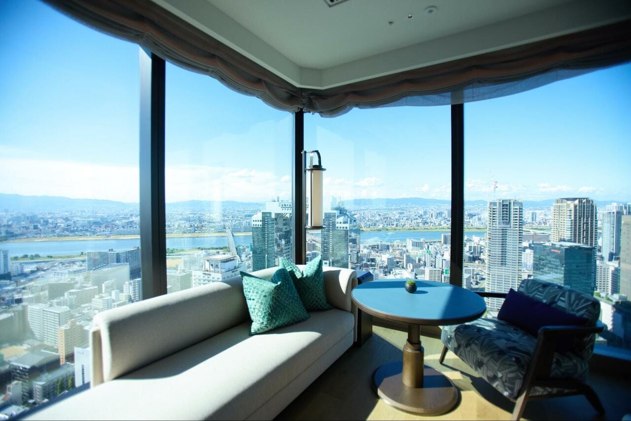 「ウォルドーフ・アストリア大阪」のウォルドーフペントハウス。大阪市内の景色を一望できる。