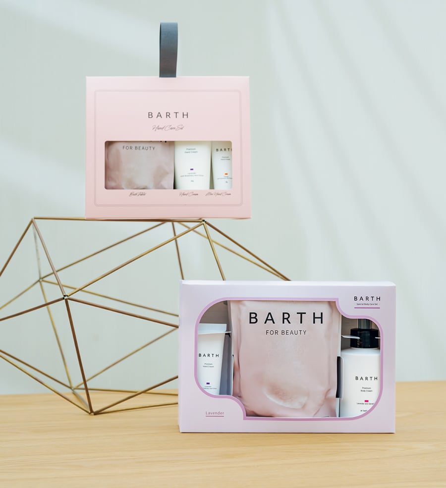 上から：Hand Care Set（セット内容：中性重炭酸入浴料BEAUTY 3錠、プレミアムハンドクリーム ラベンダー 50g、プレミアムハンドクリーム シトラス 20g）2,442円（限定発売）、Special Body Care Set –lavender–（セット内容：中性重炭酸入浴料BEAUTY 9錠、プレミアムボディクリーム at bath time ラベンダー＆ゼラニウム 100g、プレミアムハンドクリーム ラベンダー 20g）2,574円（ロフト・公式および一部ECサイト限定発売）／ともにBARTH