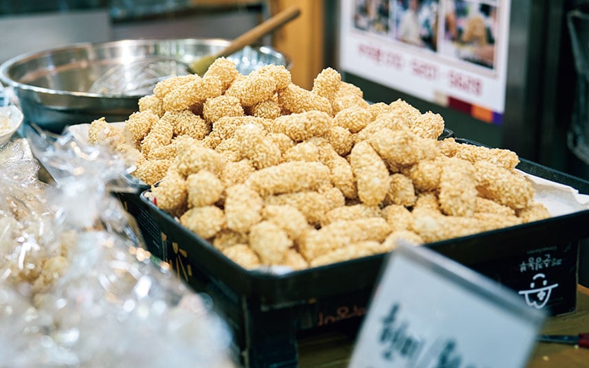 伝統菓子の油菓（ユグァ）。餅米を発酵させた生地を揚げ、水あめなどを絡める。サクッの後ネットリした口当たり。