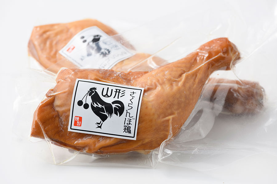 【山形県】オールクリエーションの「山形さくらんぼ鶏 スモークチキンレッグ」800円(1本)。