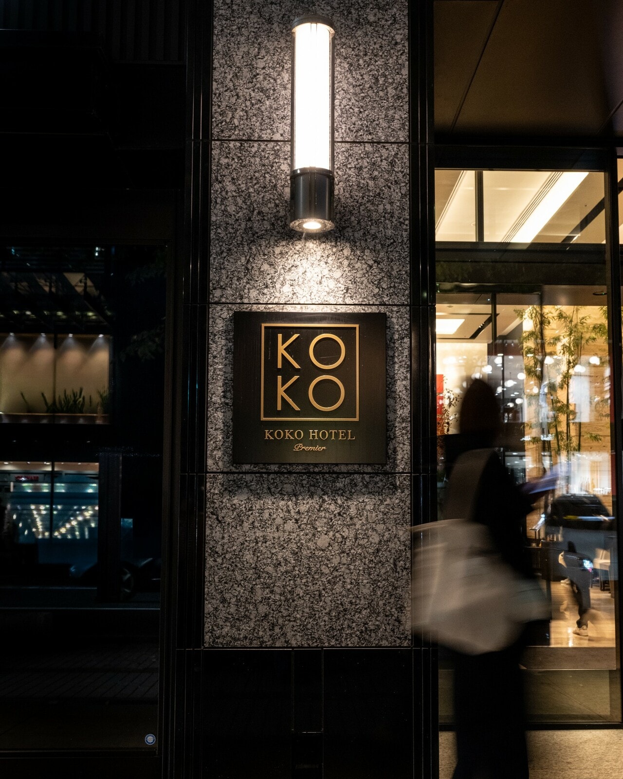 華やかな街角に特徴あるサインプレートを掲げる「KOKO HOTEL Premier 金沢香林坊」。