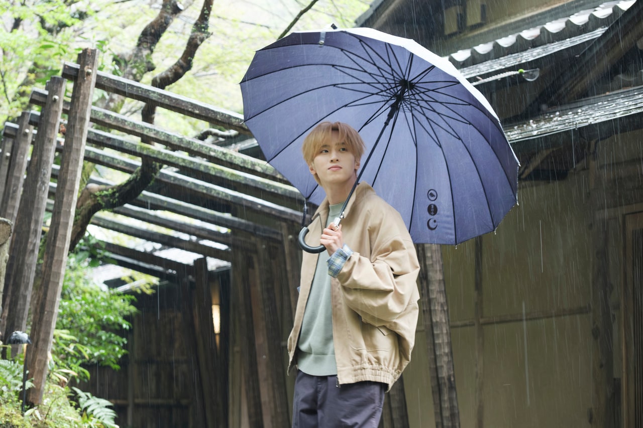 撮影中、急な雨に見舞われたが「それもまた美しかった」と、豊凡さん。ジャケット 94,600円／ダイリク、ニット 25,300円／MHL.、パンツ 34,100円／Y(イレーヴ)  　リング／スタイリスト私物