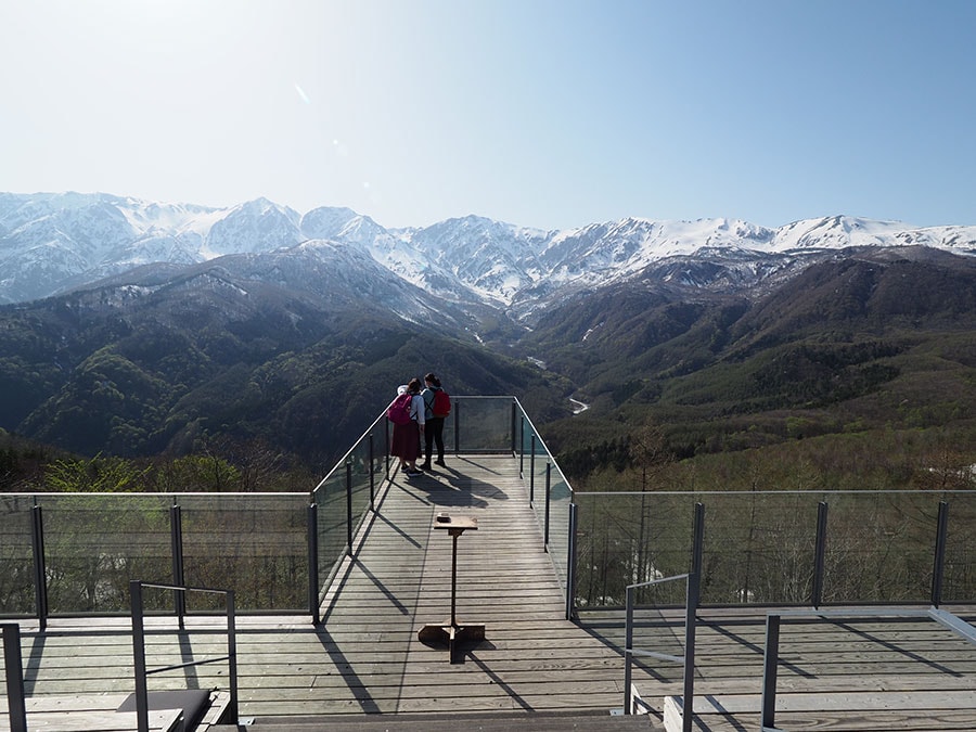 山頂にある絶景テラス&カフェ「HAKUBA MOUNTAIN HARBOR」。