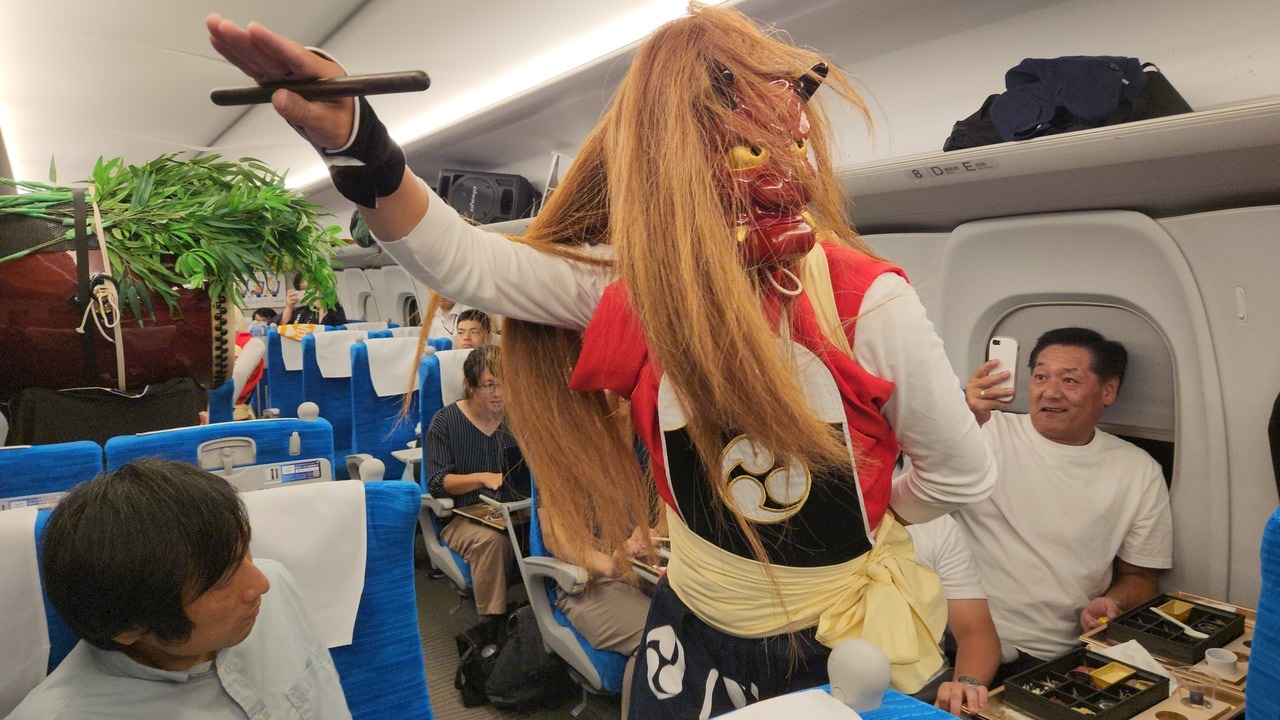 東海道新幹線の車内で、鬼太鼓の演舞が披露された。／写真提供：新潟県