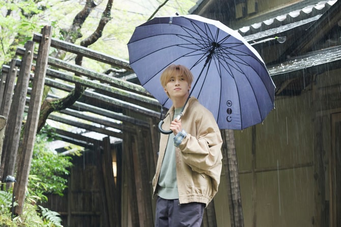 撮影中、急な雨に見舞われたが「それもまた美しかった」と、豊凡さん。ジャケット 94,600円／ダイリク、ニット 25,300円／MHL.、パンツ 34,100円／Y(イレーヴ)  　リング／スタイリスト私物
