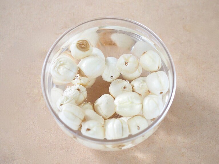 蓮の実は水を入れて、ひと晩ほど置く。