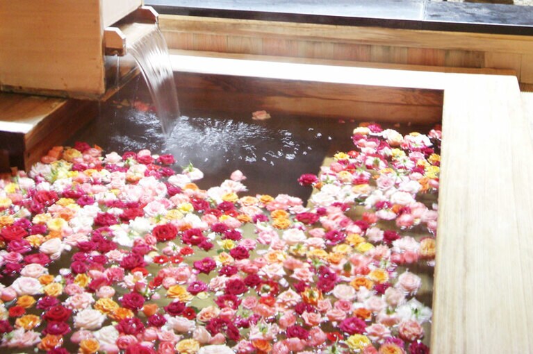 バラの香りが立ちこめる半露天風呂。