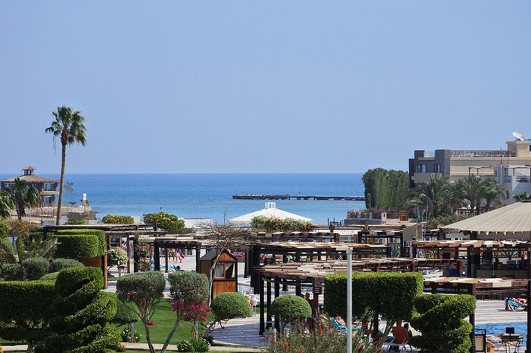 紅海に面した「サンライズ・クリスタル・ベイ・リゾート」。