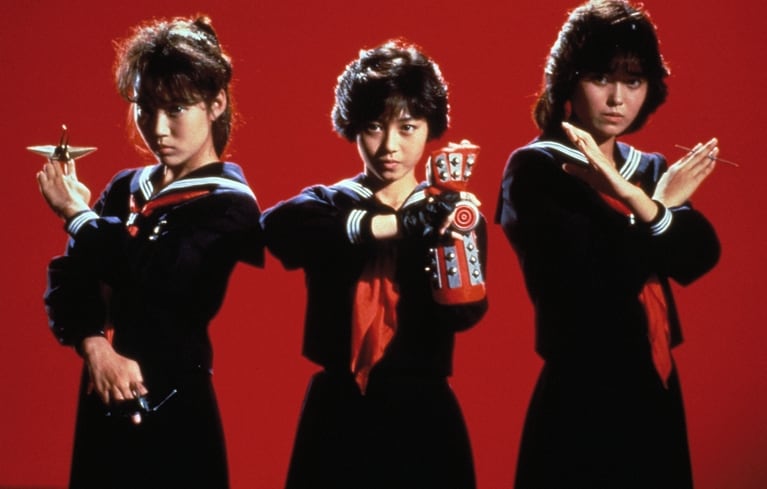 「スケバン刑事Ⅲ　少女忍法帖伝奇」©和田慎二・東映。向かって左から風間結花（大西結花）、唯（浅香唯）、由真（中村由真）。唯ちゃんの鉄甲グローブがゴツイ！　確か唯ちゃんは鎖帷子も装着し、額に梵字が浮き出てくる設定もあった。深夜の会議感がものすごい。でも好き。