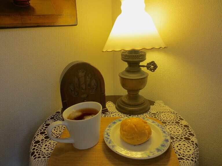 どこか懐かしい昭和な小物が置かれた店内の一角。