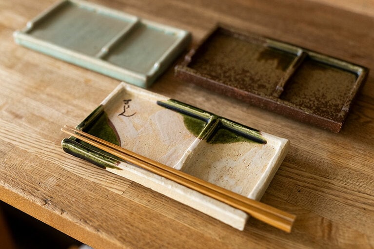 店主作の器を見ながら飲むのも、ここの楽しみのひとつ。