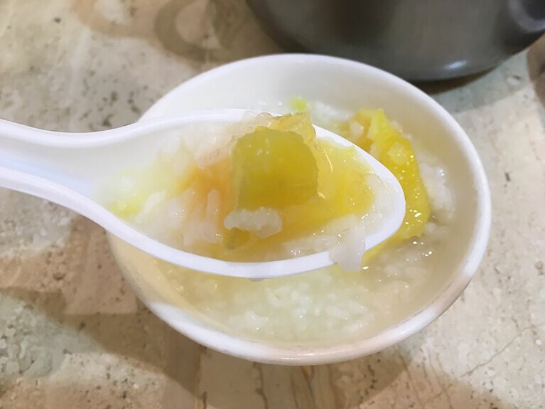小李子清粥小菜のお粥はお米の粒がしっかり残っているタイプ。さつまいもは食べやすい固さ。