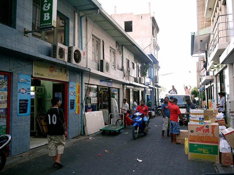 イクが行き来する路地裏。地元の暮らしぶりが伝わってきます。