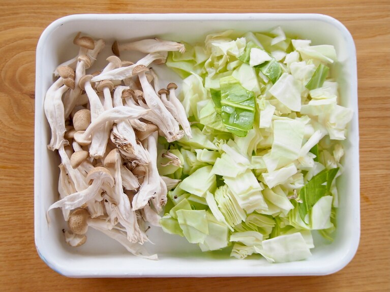 キャベツは一口大に切り、しめじは株を切り落とし、手で裂く。