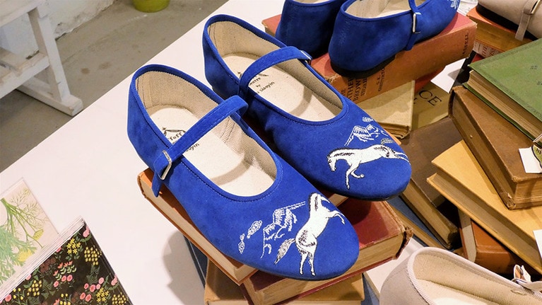 友人の本の中で見た長野県白馬村の写真からインスピレーションを得たという絵柄。