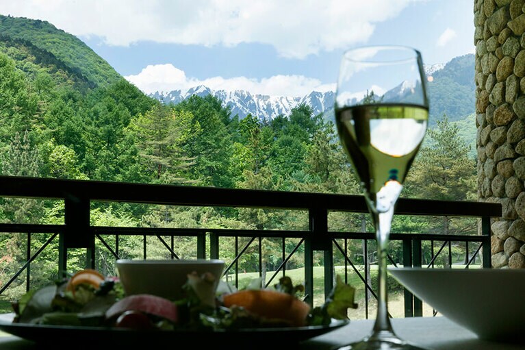 新鮮野菜たっぷりのサラダと白ワイン。これだけで幸せな気分になれる。