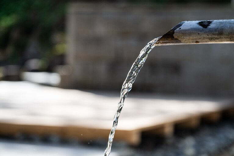 遠い昔に降った雨が地下に浸透して湧き出る源泉から、直接パイプで「里山十帖」まで水を引いています。この日は玄関先でビールが冷やされていました。
