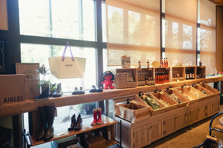 地元のおみやげなども売っている売店。