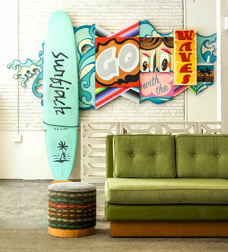 古き時代のサーフカルチャーをモチーフにした空間が広がっているロビーエリア。