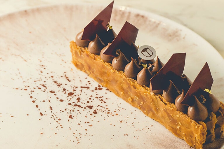 「畬室巧克千層派」はスペシャリテのチョコレートミルフィーユ。高温多湿の台湾では、サクサク感を保ちにくいため、イートインのみ。5種類のチョコを使ったクリームをパイで挟み、注文ごとに仕上げる。390元。