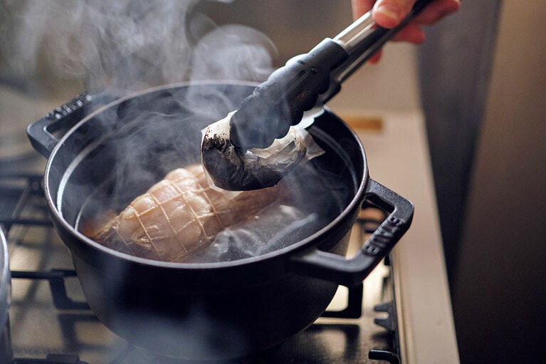 ウーロン茶のパック、にんにく、しょうが、A、（1）の豚肉を入れて中火にかける。