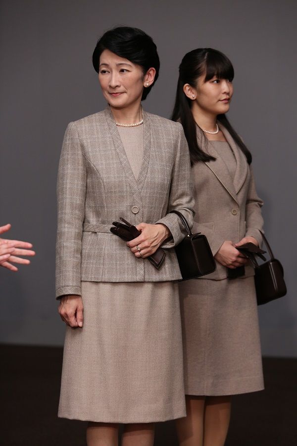 2015年10月、「モネ展」をご覧になる紀子さまと眞子さま　©JMPA
