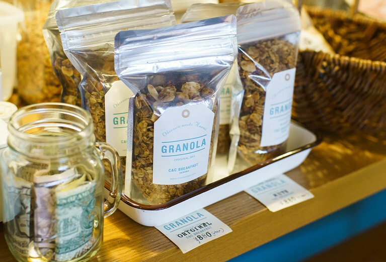 オートミールにアーモンド、パンプキンシードなどが入った自家製〈グラノーラ〉 880円。＠C&C BREAKFAST OKINAWA