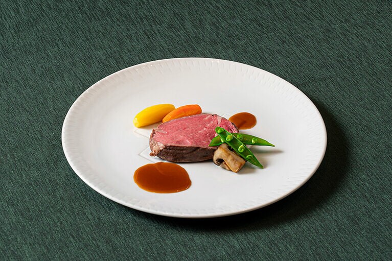 国産牛の塩こうじマリネ マデラソース 温野菜添え。