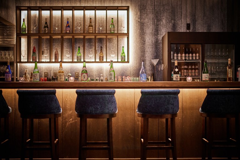 「TASTING BAR」では、宿泊者限定で夕食前後などにきき酒を楽しむことも。 蔵特有の重厚感ある雰囲気のなかで、馬場本店酒造の最上白味醂を使ったアレンジドリンクや、東薫酒造の薫り高い日本酒など、地酒を楽しむひとときを。