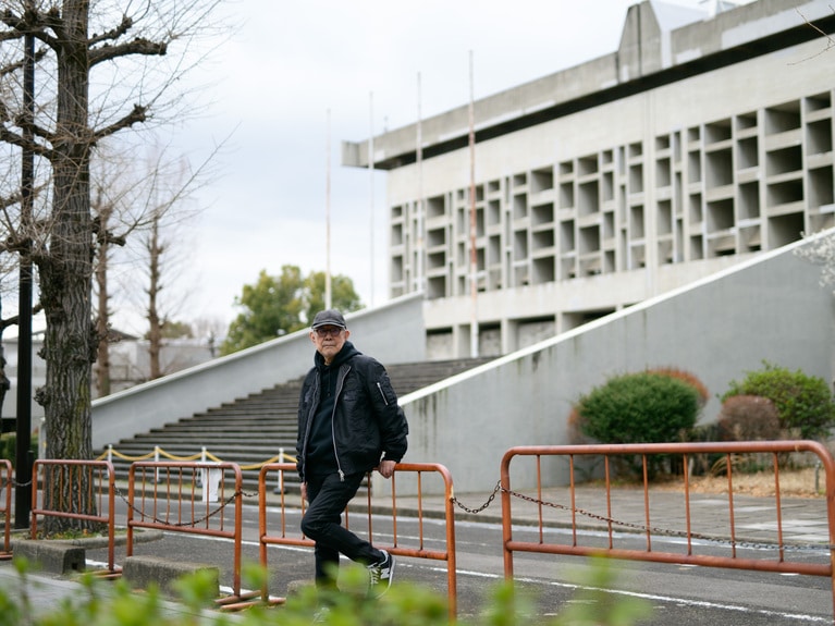 この建物の奥に西部講堂。敷地内は立ち入り禁止。