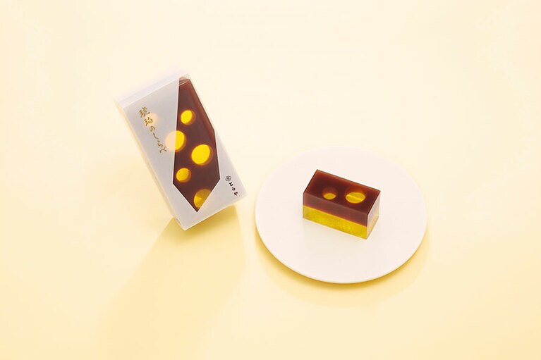 ブランデー入羊羹「琥珀のしらべ」。