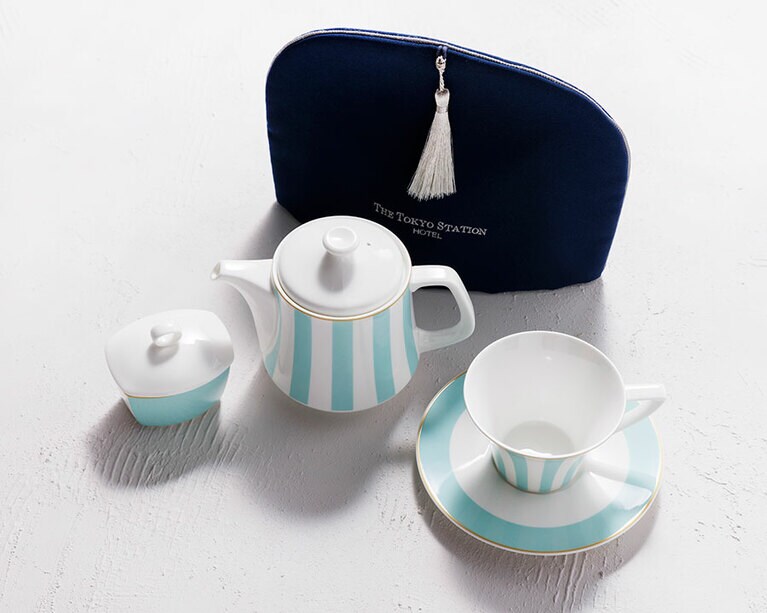 オリジナルティーカップ＆ソーサー 7,800円、ティーポット 14,600円、ティーコージー 4,600円、シュガーケース（参考商品）。