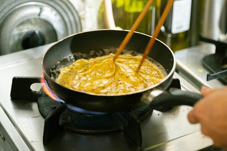 トリュフとバターの香りが口の中いっぱいに広がる「トリュフソースのスクランブルエッグ」650円。