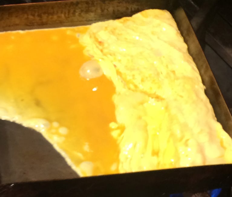 油を引く、卵液を流しいれる、気泡をつぶす、巻く。この繰り返しです。火が通りすぎないように気を付けて！