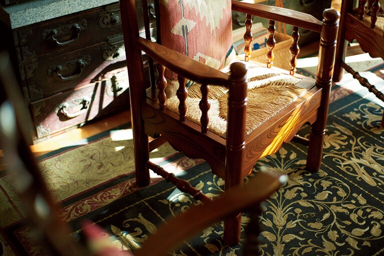 【旅館すぎもと】クラフトの街、松本らしさを感じる作品や日用品が館内の随所にしっくりと収まり、当たり前のように息づいている。Photo: Masahiro Sanbe